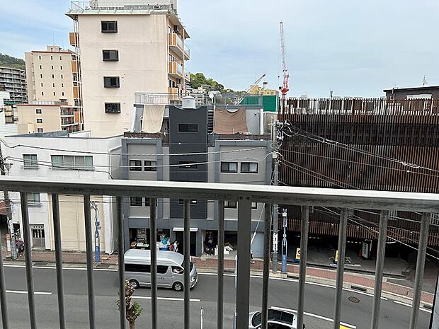 町中のマンションですので建物越しに景色が広がります。