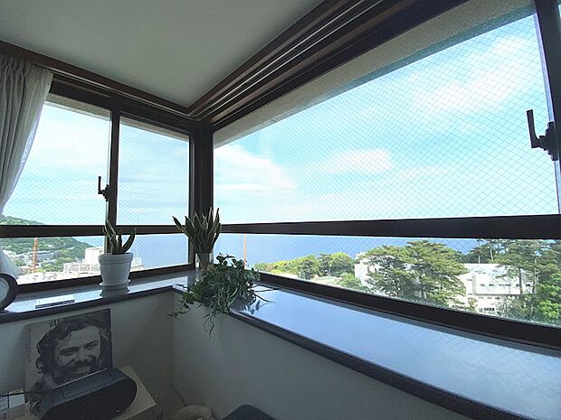 【出窓】壮大な相模湾の景色を楽しめます。