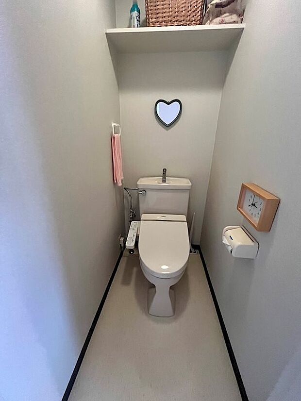 トイレはっシャワー付きタイプ。上部の収納箇所が便利です。
