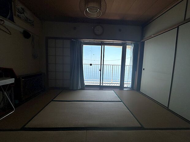 和室6帖にお布団を敷かれご覧いただきたい海の眺めです。