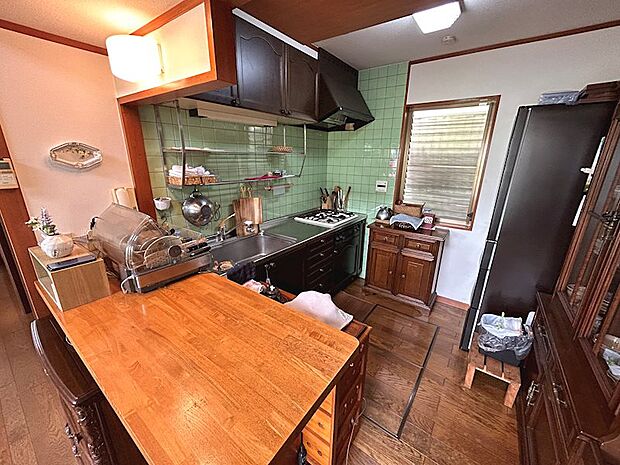キッチンは冷蔵庫・食器棚を置いてもまだ十分な広さがあります。綺麗に保たれており、床下収納もございます