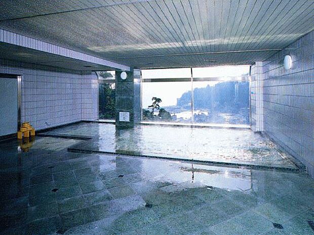 明るく広々とした展望温泉大浴場。徳川家康も愛した熱海温泉が堪能できます。