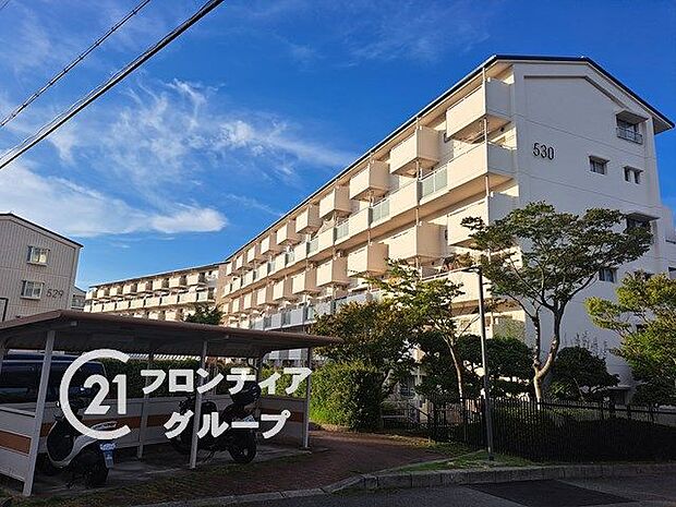 RC造、6階建てのマンションです。最寄り駅まで徒歩圏内の便利な立地です。