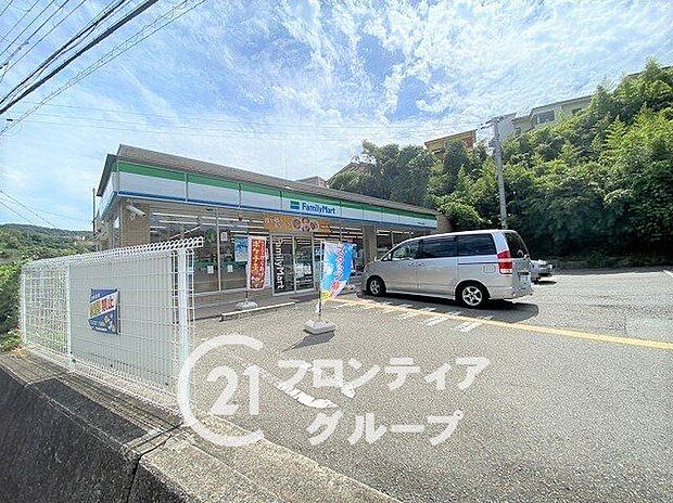 ファミリーマート神戸垂水塩屋店 徒歩13分。 990m