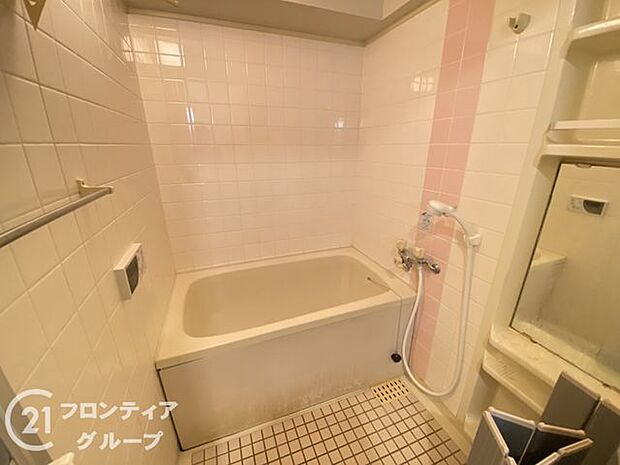 シャワー付き小物整理ができる棚付きのバスルームです。