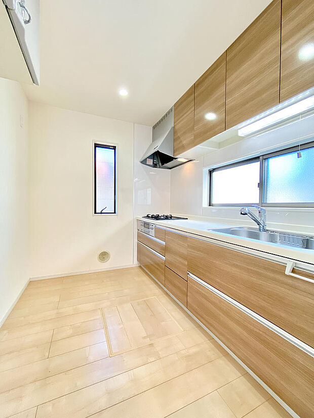 吊戸棚等たっぷりの食器や調理器具も仕舞える収納スペースがあり調理スペースはゆとりがある広さです。