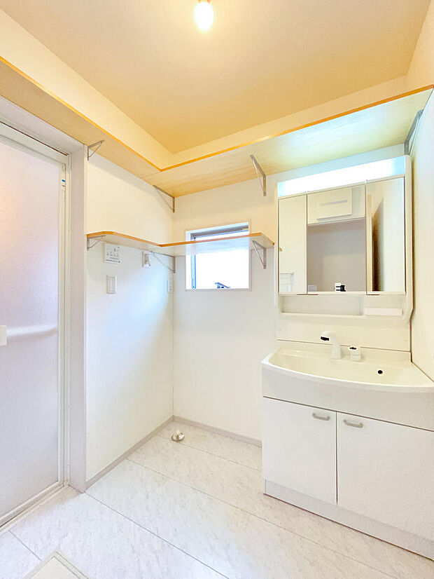 ゆとりの洗面スペースでたっぷりの収納を設けたシャワー付き洗面化粧台です。窓も設置されている為空気がこもらず快適な空間です。