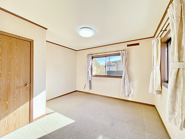 ２階７畳の洋室。２ヶ所の開口部によっていつも明るく風通しのよいお部屋です。