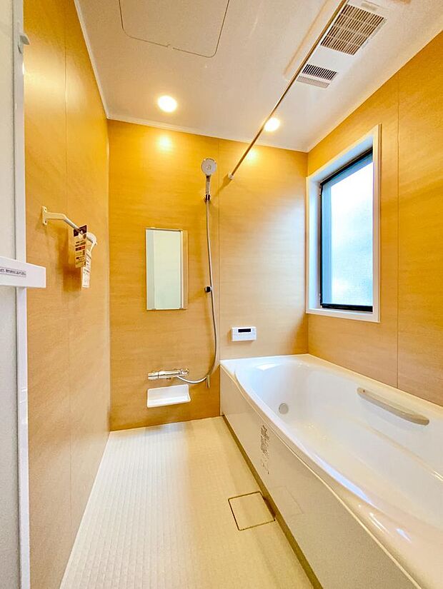 親子一緒に足を伸ばしては入れる広い1.坪の浴室。子どものスキンシップはお風呂が一番ですね。また、24時間換気機能の浴室冷暖房乾燥機付きで機能性も十分です。