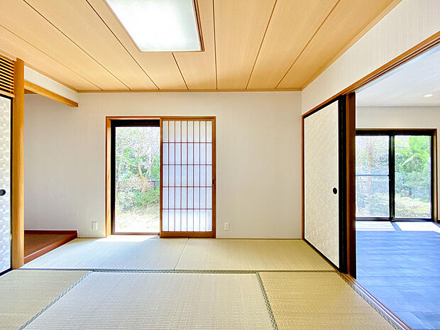 リビングとリビング続きの和室は南側の大きな窓からたっぷりの太陽の恵みを感じる明るいお部屋です。
