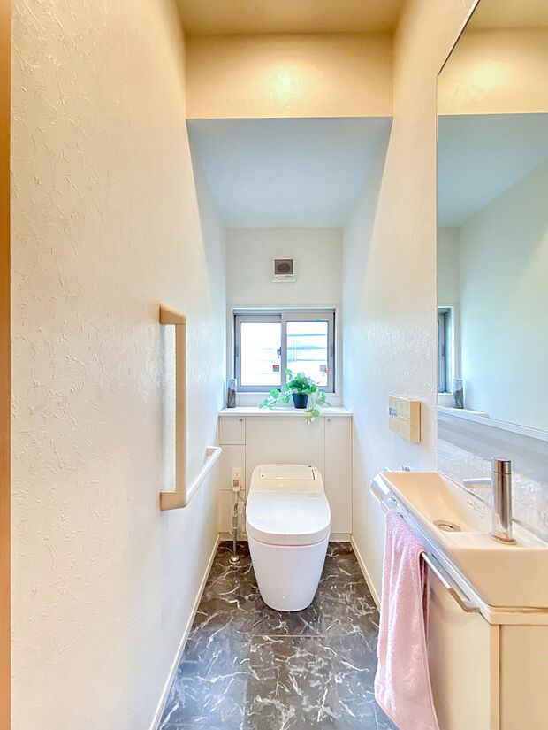 1階と2階のトイレは窓があり空気がこもらずいつもクリーンにお使いいただけます。また、どちらも温水洗浄、暖房便座で機能も十分。手洗いキャビネット付です。写真は1階とトイレ。