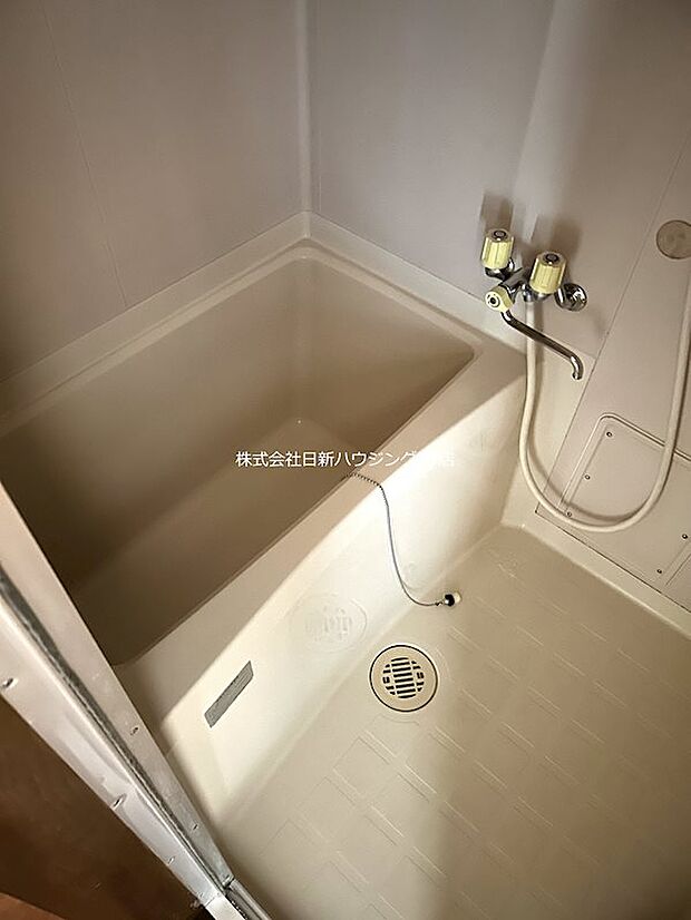 白を基調とした浴室