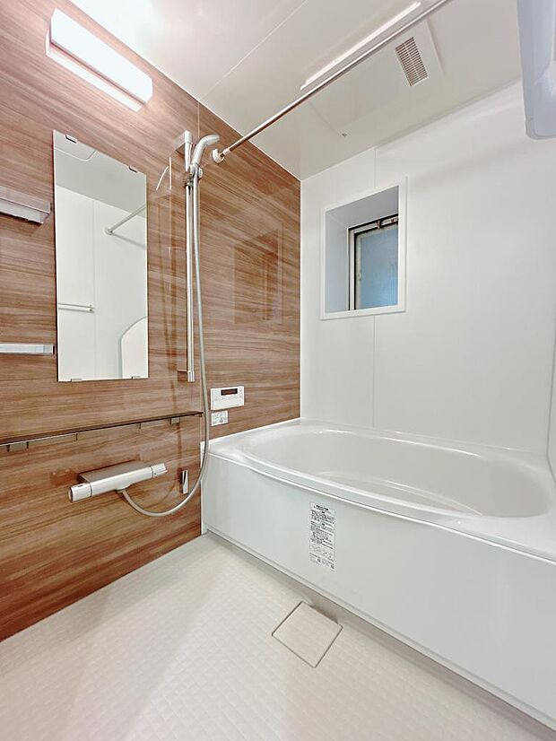 浴室です。小窓×浴室暖房乾燥機で水カビの心配ご無用！追い炊き機能もついております◎