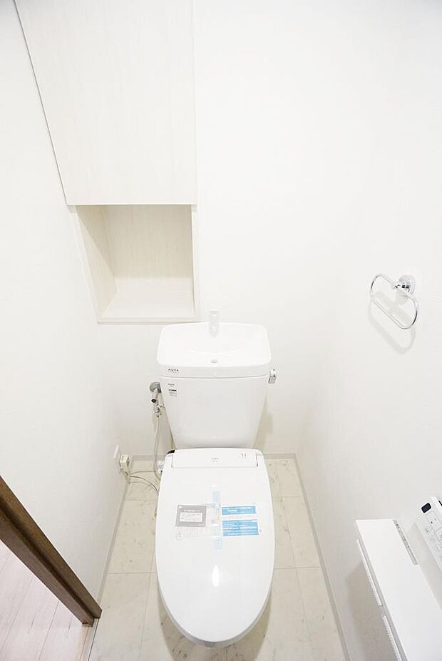 トイレです。真っ白なクロスなので清潔感のある空間ですね♪