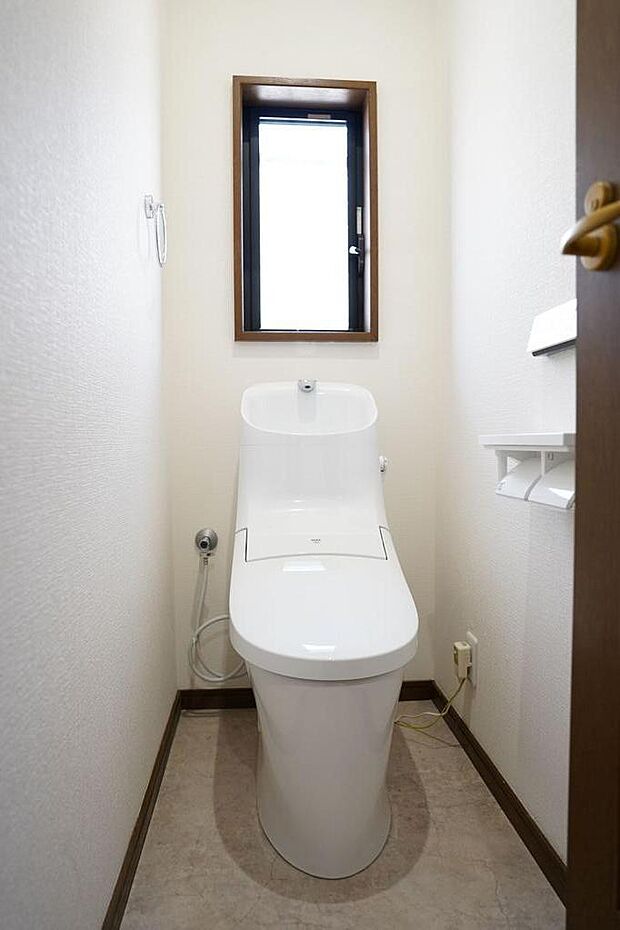 1階トイレ新調。1階2階にトイレが完備。お掃除のしやすいシャワートイレ一体型です