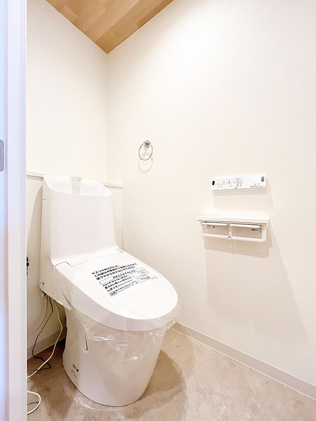 ウォシュレット付きトイレは、洗浄機能や座面ヒーターなど、快適な機能が充実しています