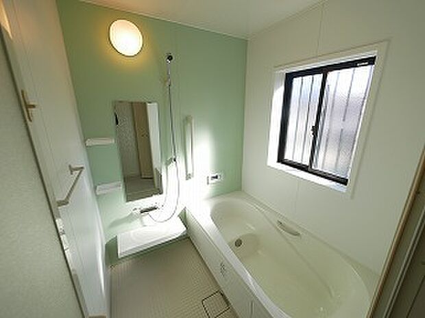 浴室には大きな窓。清潔感のある白の浴室には自然光が溢れ、心地よい明るさが広がります。癒しのひとときを、明るく開放的な空間で過ごせます。