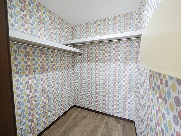 子供部屋としても使える洋室のウォークインクローゼットにはポップな壁紙を採用。楽しく収納が出来ます。