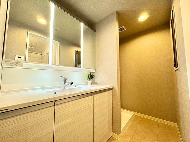 明るい面材を使用した洗面室。清潔感を演出し、心地よい明るさが広がります。快適な空間で、朝の身支度や夜のリラックスタイムをお楽しみください。