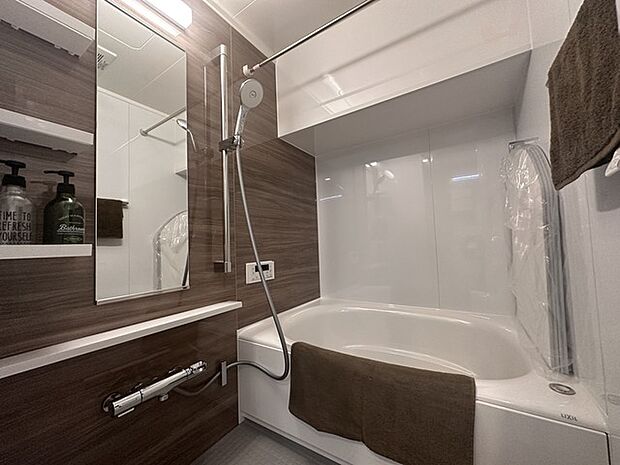 スタイリッシュなブラウンの浴室。洗練されたデザインが魅力で、リラックスするバスタイムを演出。上質な空間で心身ともに癒されるひとときを提供します。