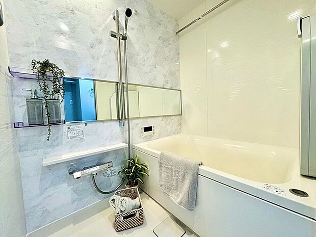 新規に浴室を交換済。明るい色合いが特徴です。清潔で明るい雰囲気の中でリラックスできる空間を提供します。