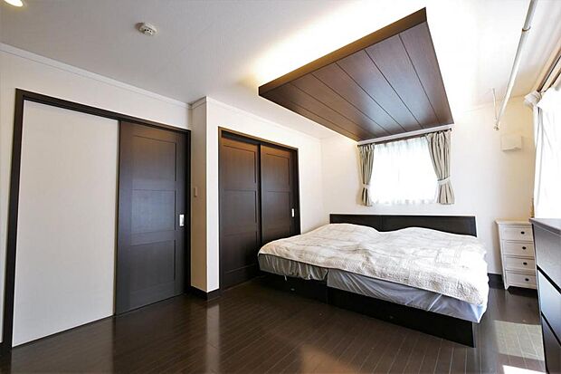 2階の主寝室はゆとりの11．1帖！大容量のクローゼット付きでお部屋がスッキリ片付きます！