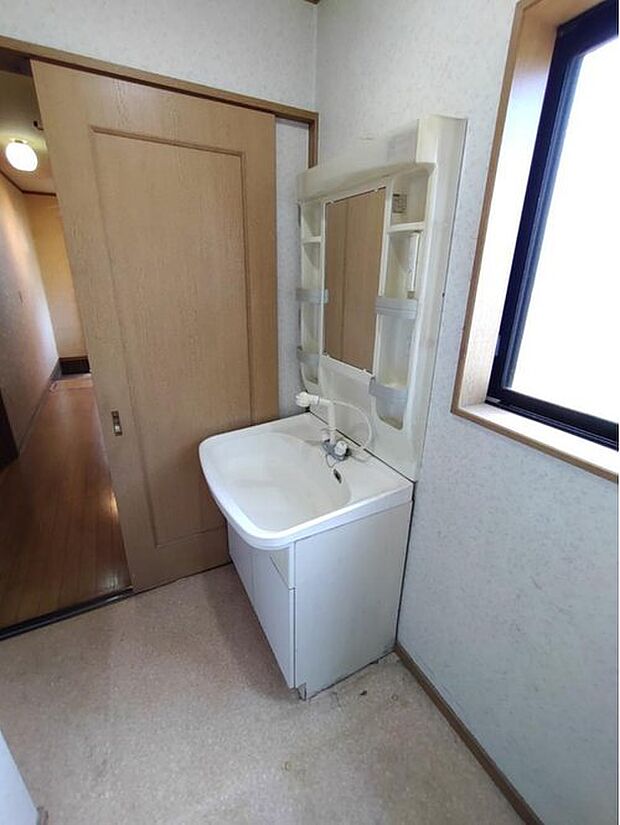 シャワー付き水栓で便利な洗面化粧台