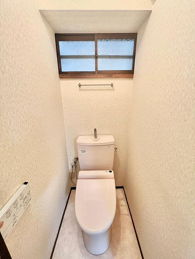 窓付きのトイレは光も入り、明るく清潔感ある印象です♪