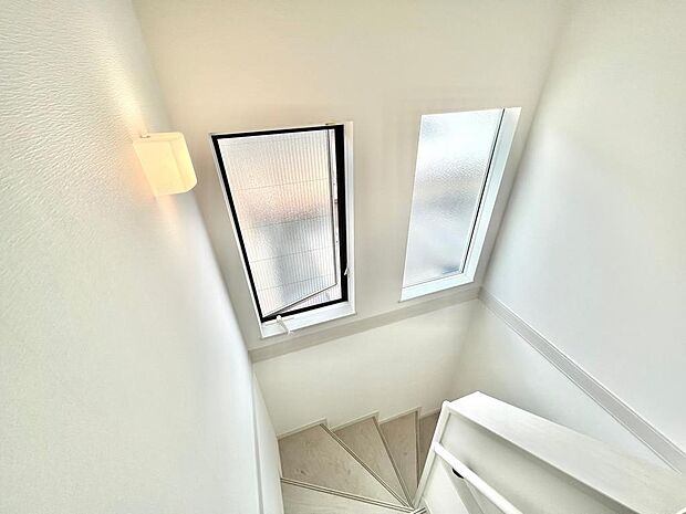 縦長の大きな窓がついた階段スペースは白を基調とした壁紙でとても明るい印象♪