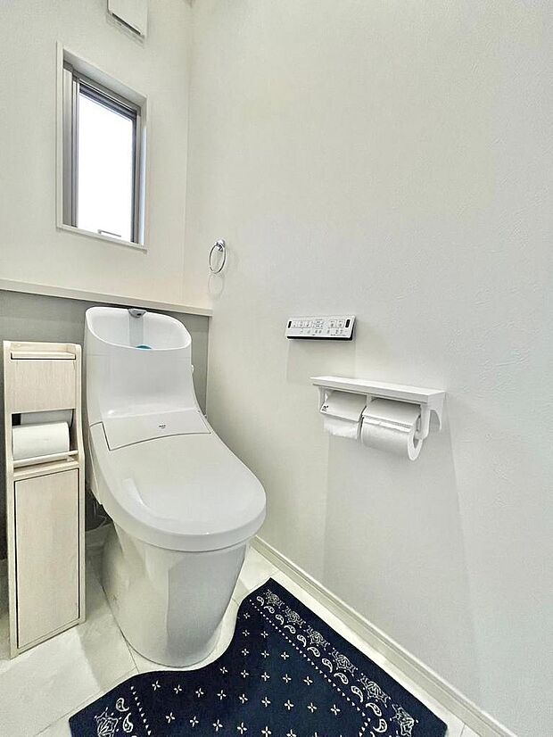 2箇所あるうちの一つ。1階トイレは窓付きで換気も良好です♪白を基調とした清潔感ある印象です♪