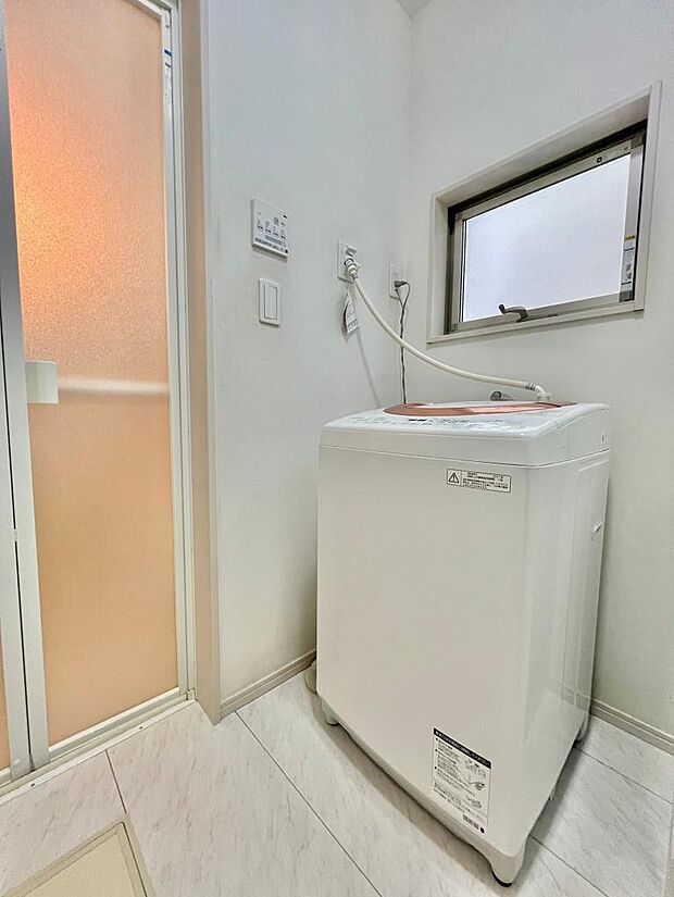 洗面室にも小窓が設置されており、急な換気にも対応！