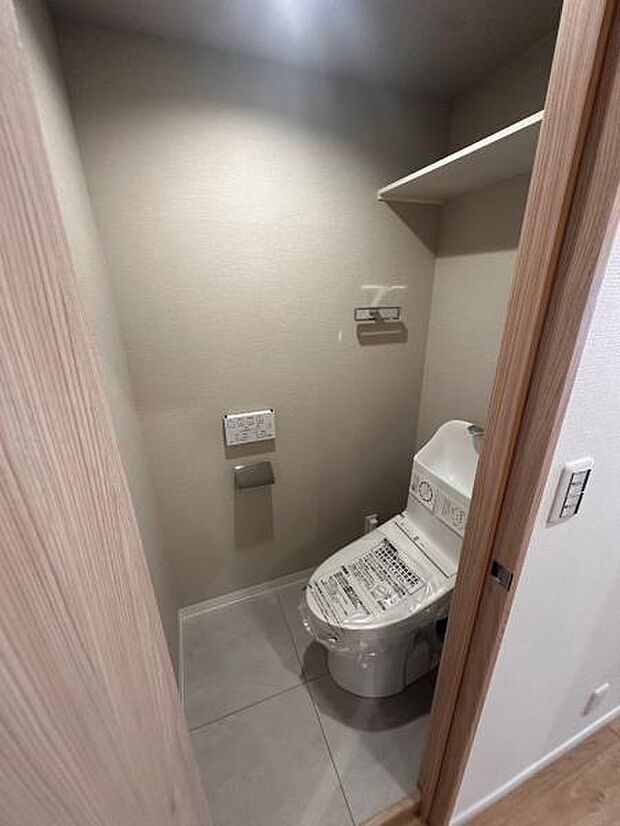 リフォームされたトイレは、お洒落なクロスで落ち着きのある空間に。