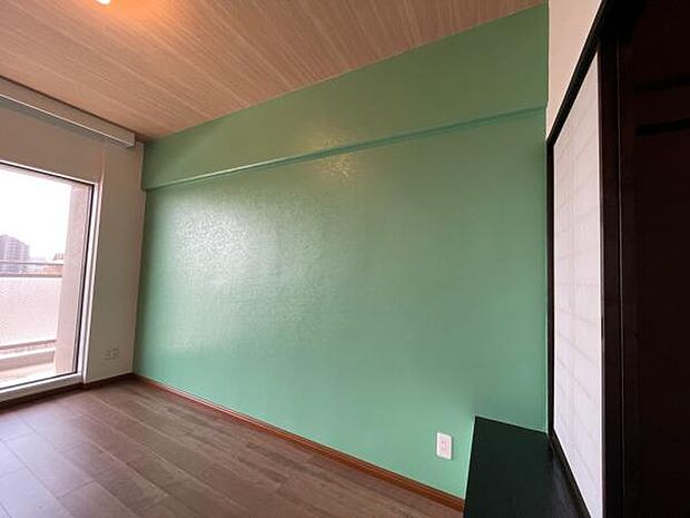 グリーンカラーの壁はご自身で塗り替え可能な仕様。