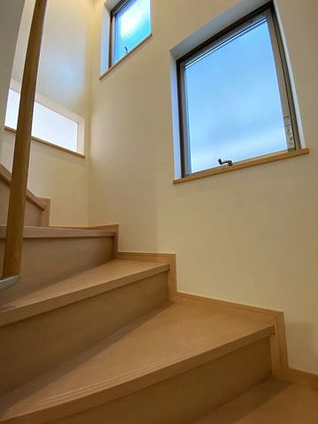 ◇階段◇2階へと続く階段の壁には窓が設けられており、自然の光が入ります。暗くなりがちな階段をいつでも明るく照らしてくれます。