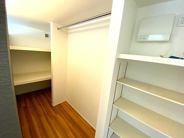 ◇収納◇2階廊下の収納スペースです。温度や湿度の変化が少ない廊下は保管場所として最適ですね。消耗品のストックやお掃除道具など。あると、とても便利な収納スペースです。
