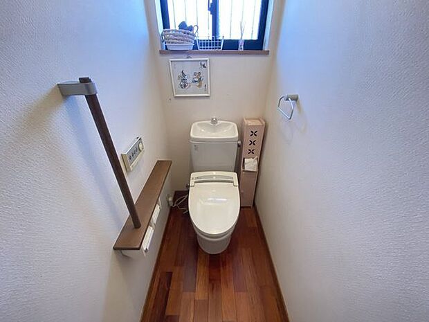 ◇トイレ◇窓も付いてるので明るくスッキリとしたトイレです。採光や通風良好です。カバーや、マット、棚などを同じテイストでまとめると、統一感のあるおしゃれな空間になります。