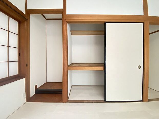 ◇1階 洋室収納◇和室だったお部屋をフローリングに変えたお部屋で、押入れ収納を生かしてあります。来客用の布団を収納したり、お子様のお部屋にしても押入れがあるので便利ですね。