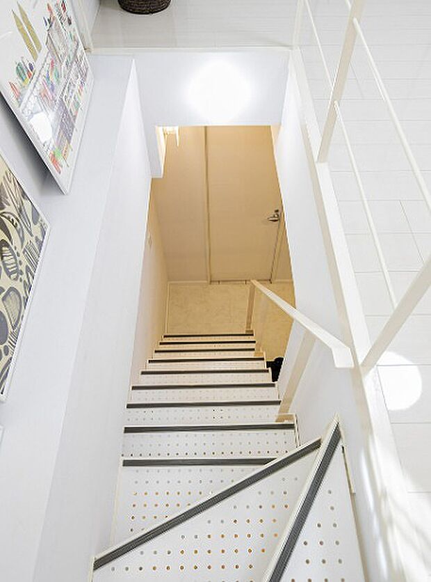 居室空間から玄関口へ繋がる階段。周りに絵を飾ったりしてもオシャレです