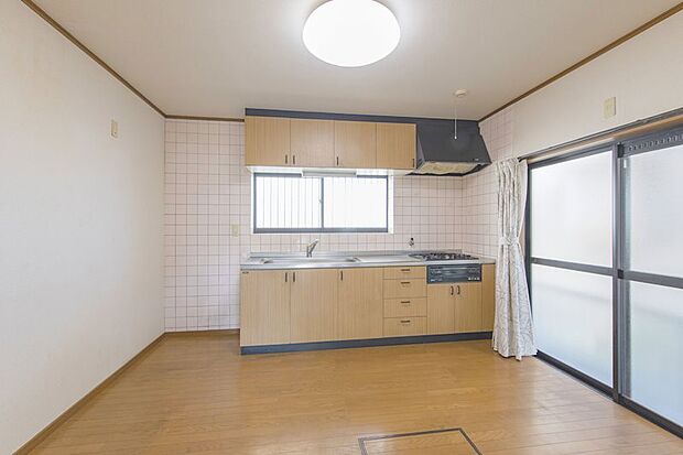 部屋を広く有効活用いただける壁付け型のキッチンです。