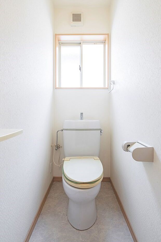1階と2階の各階にトイレがございますので、夜中や朝などの忙しい時間帯にも使い勝手が良く、便利です