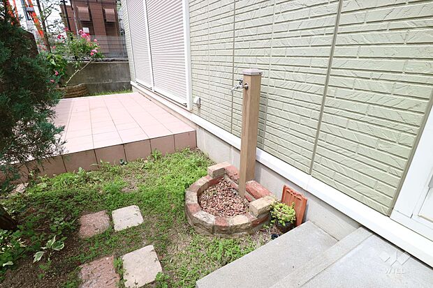 庭。水栓も設けられており、菜園の草花への水やりはもちろん、お子様用のプールを使う時などにも重宝します。［2022年6月13日撮影］