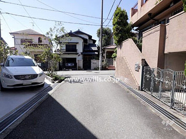 物件の南東側前面道路（北東側から）［2019年9月14日撮影］