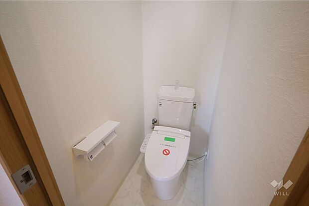 トイレ、温水洗浄便座つきなので清潔を保てます。［2023年11月1日撮影］