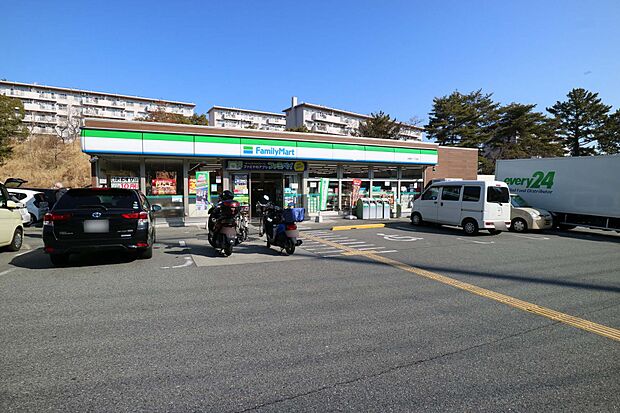 ファミリーマート逆瀬台1丁目店