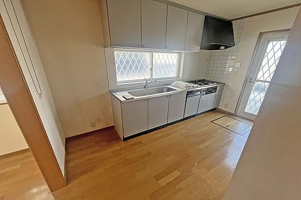 【キッチン】キッチンには窓と勝手口があり、換気も十分に行うことができます。背面には冷蔵庫や食器棚を置いても十分なスペースがございます。