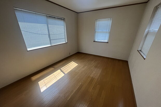 【洋室】6.0帖あるこのお部屋は、寝室としても子供部屋としても、十分な広さです。三面に窓があるため、明るく風通し良好なお部屋です。