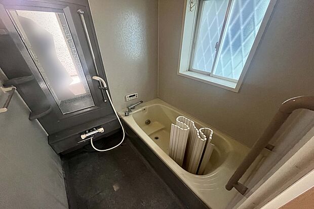 【浴室】浴室には窓がついており、換気がしやすくお掃除も楽にできます。現況では手すりもついております。