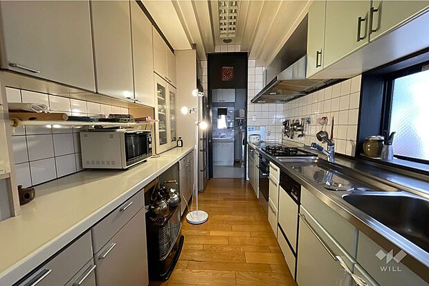 キッチン、白を基調としたシンプルなデザイン。作業スペースも確保されているので広々とお料理を楽しむことができそうです。［2024年4月6日撮影］