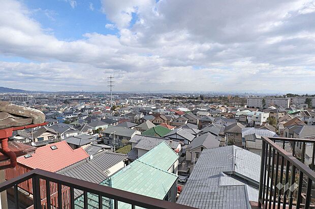 2階バルコニーからの眺め（南方向）。高台に位置しているため阪神間の街並みを一望することが出来ます。［2022年2月4日撮影］