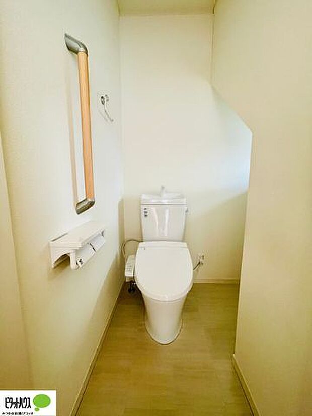 1・2階ウォシュレットトイレ完備。立ち上がるのをサポートしてくれる手すり付きです。